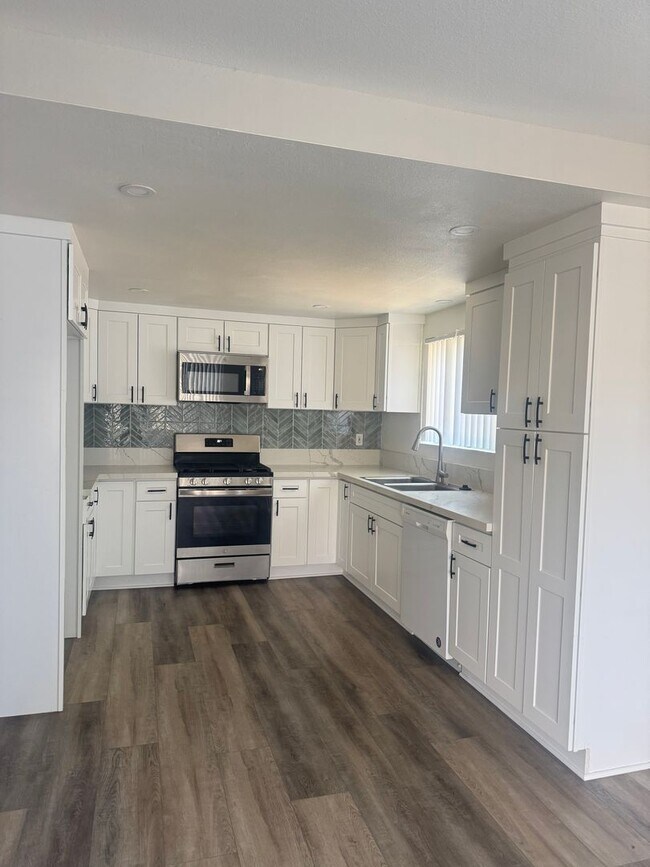 Building Photo - 4 Bed/3Bath