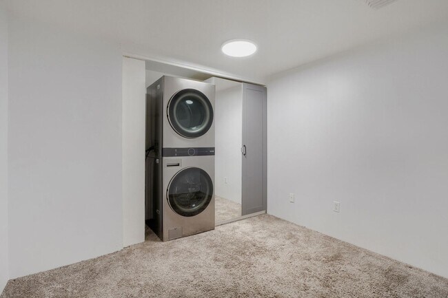 Building Photo - SPACIOUS 2Bd/1BA Condo- Cap Hill Neighborhood! Available NOW!