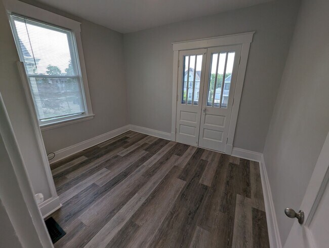 Building Photo - Beautiful Housing Convenient to Xavier Campus with Bonus Room