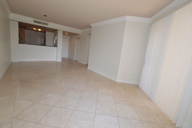 Building Photo - 270 E Flamingo Rd
