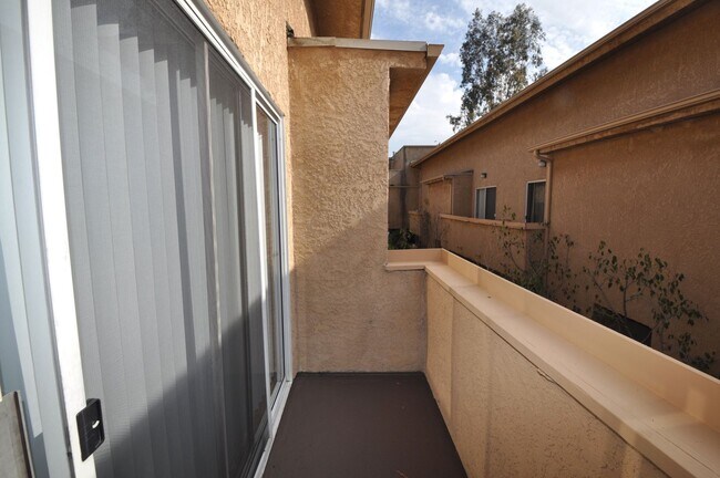 Building Photo - 11045 La Maida St