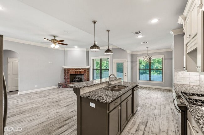 Building Photo - 302 Oscar Cir