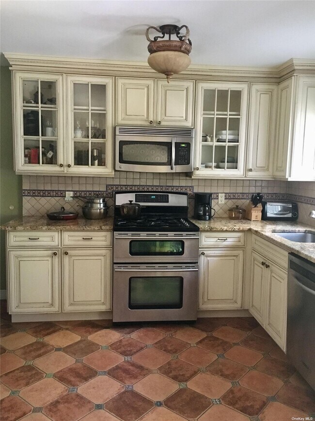 Building Photo - 68-41 Harrow St