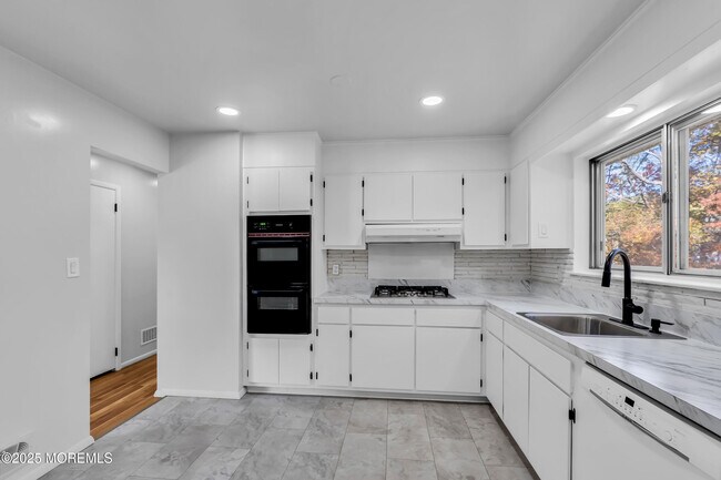 Building Photo - 16 Burdge Dr