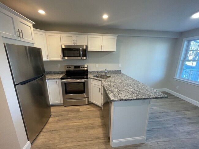Building Photo - 129 Kenoza Ave