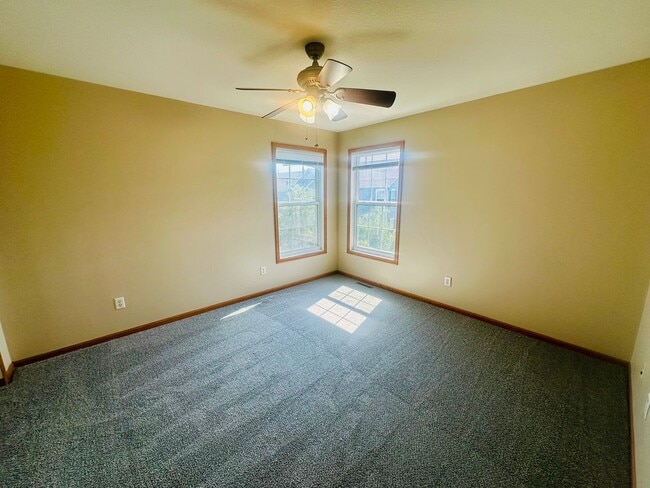 Building Photo - Gorgeous 4 Bedroom/3.5 Bath Luxury Townhom...