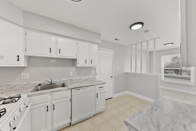 Building Photo - 1681 Queensbury Cir