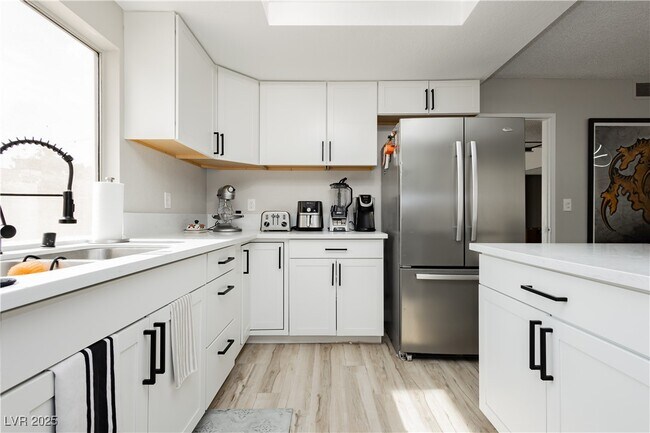 Building Photo - 5235 Sunnywood Dr