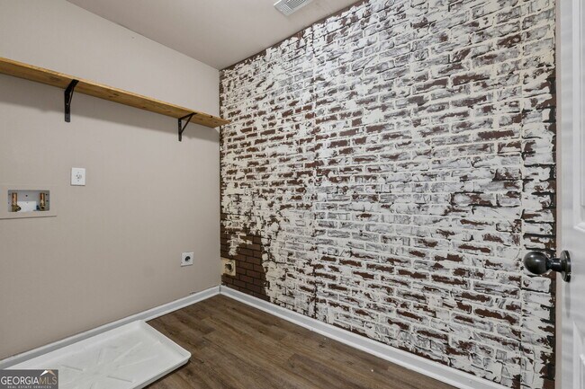 Building Photo - 475 Louise Way