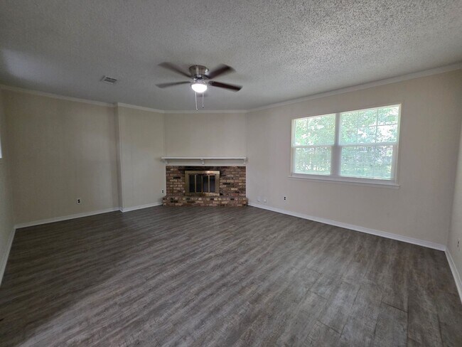 Building Photo - Nicely updated 3BR/1.5BA with fenced in ba...