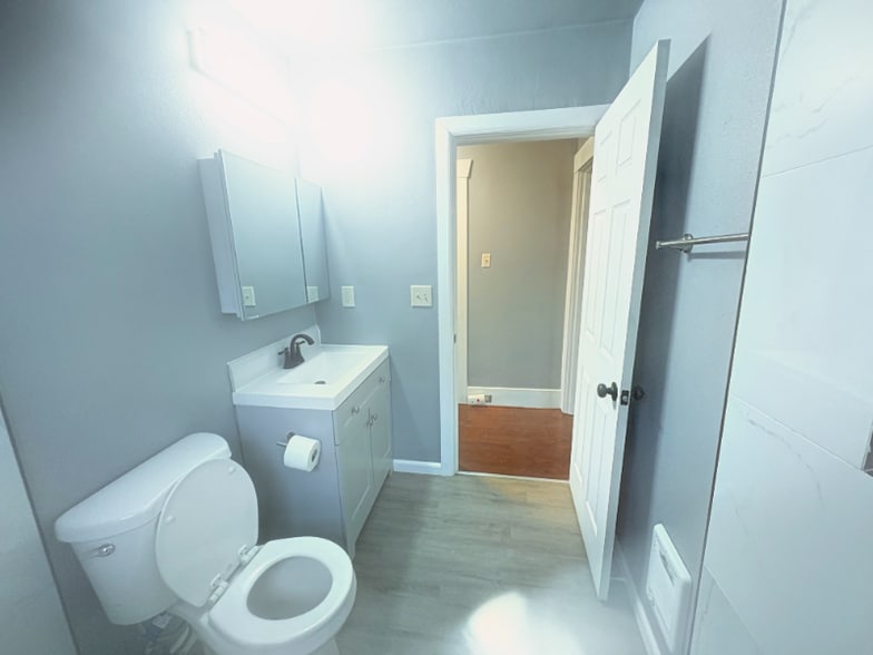 Building Photo - 3806 S Ainsworth Ave