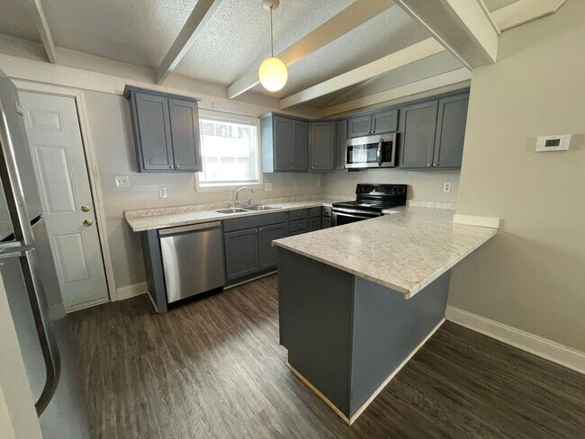 Building Photo - 2 bedroom, 1 bath Duplex