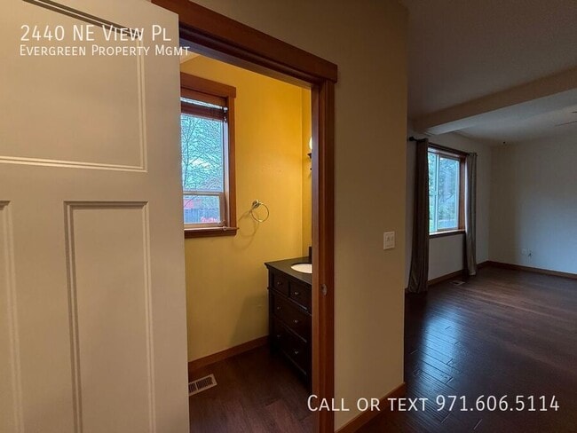 Building Photo - 2440 NE View Pl