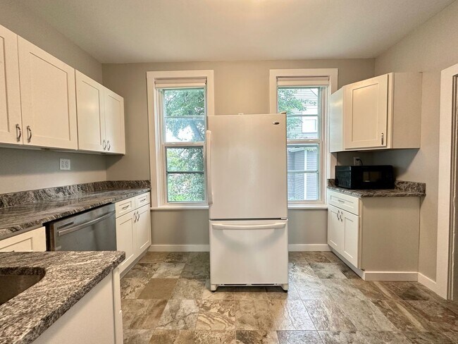 Building Photo - AVAILABLE MAY 2026 - 3 BED 1.5 BATH