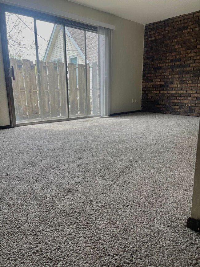 Building Photo - Spacious All Electric Townhome Near Downtown Independence