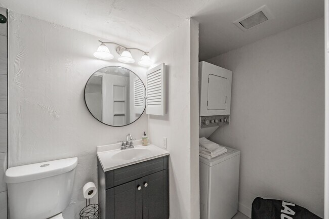 Building Photo - Updated 1-Bedroom Condo in Gated Community – Prime West 7th Location