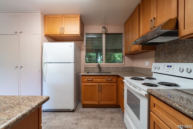 Building Photo - IMMACULATE AND CLEAN 3BR/1.5BA WITH 2 BONU...