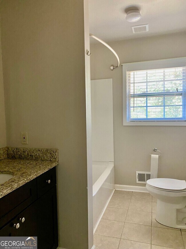 Building Photo - 493 King Arnold St