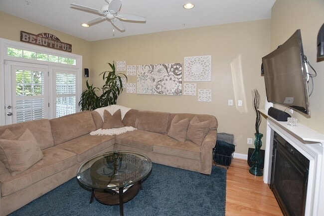 Building Photo - Beautiful Luxury TH with Deck & Patio!