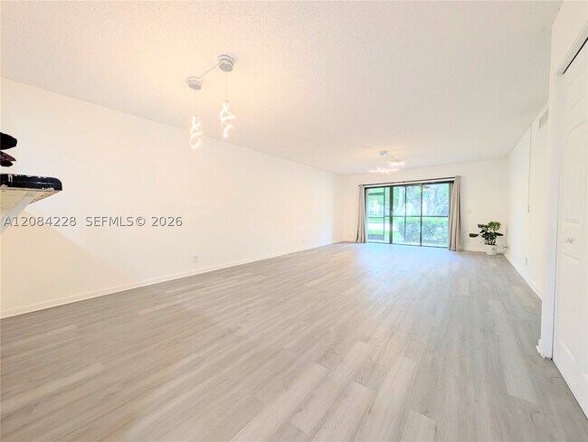 Building Photo - 310 Lakeview Dr