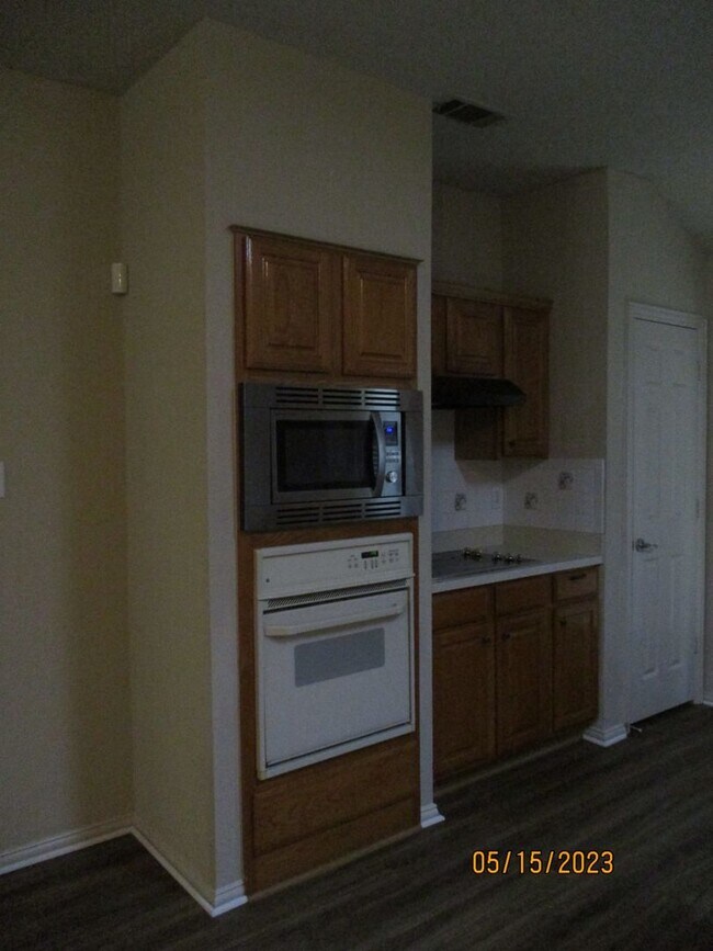 Building Photo - 5900 Silverpoint Ct