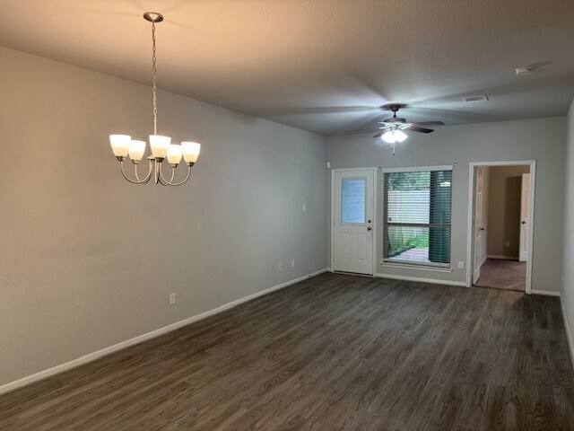 Building Photo - 156 Camelot Pl Ct