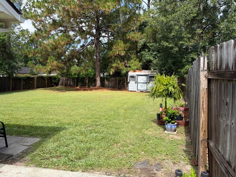 Building Photo - 921 Greenbriar Rd