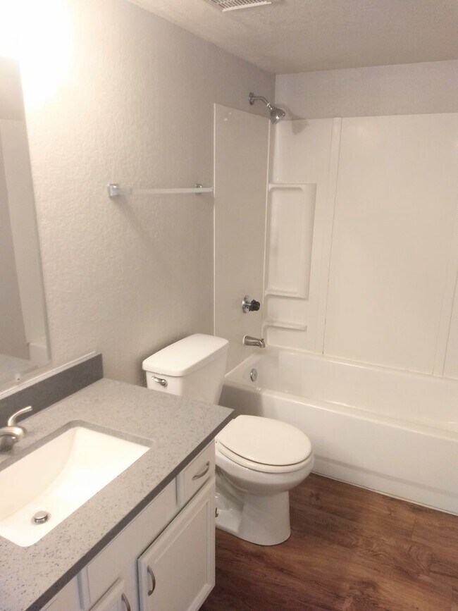 Building Photo - Spacious Two Bedroom Two Bathroom Condo