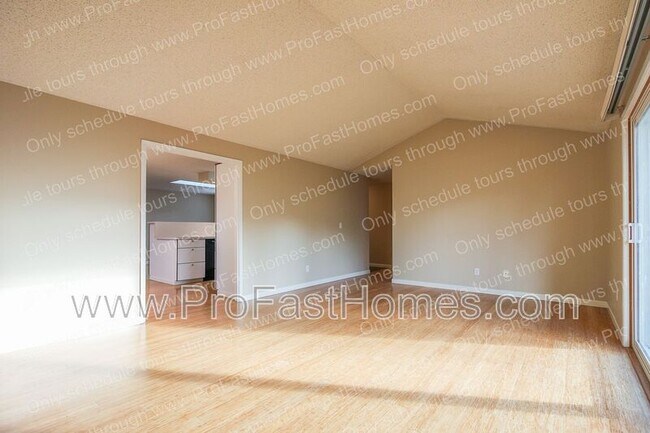 Building Photo - 14210 SW Rochester Dr