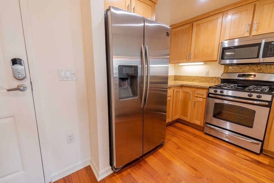 Building Photo - 301 Crescent Ct