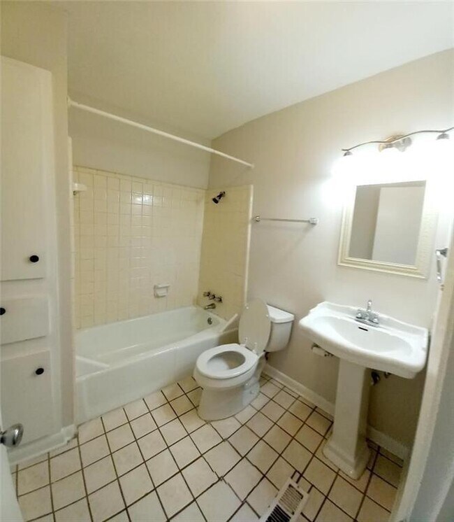 Building Photo - 2800 Westhill Dr