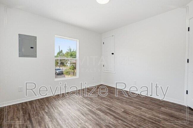 Building Photo - 377 Tuttle Ave