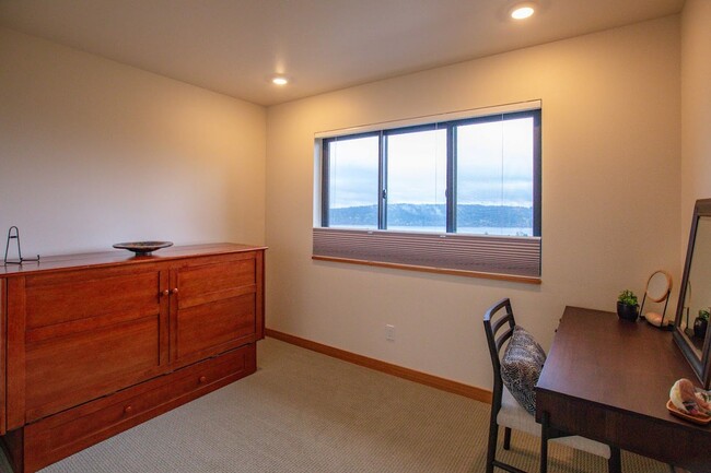 Building Photo - Stunning Holmes Harbor Home and Pet Friendly!