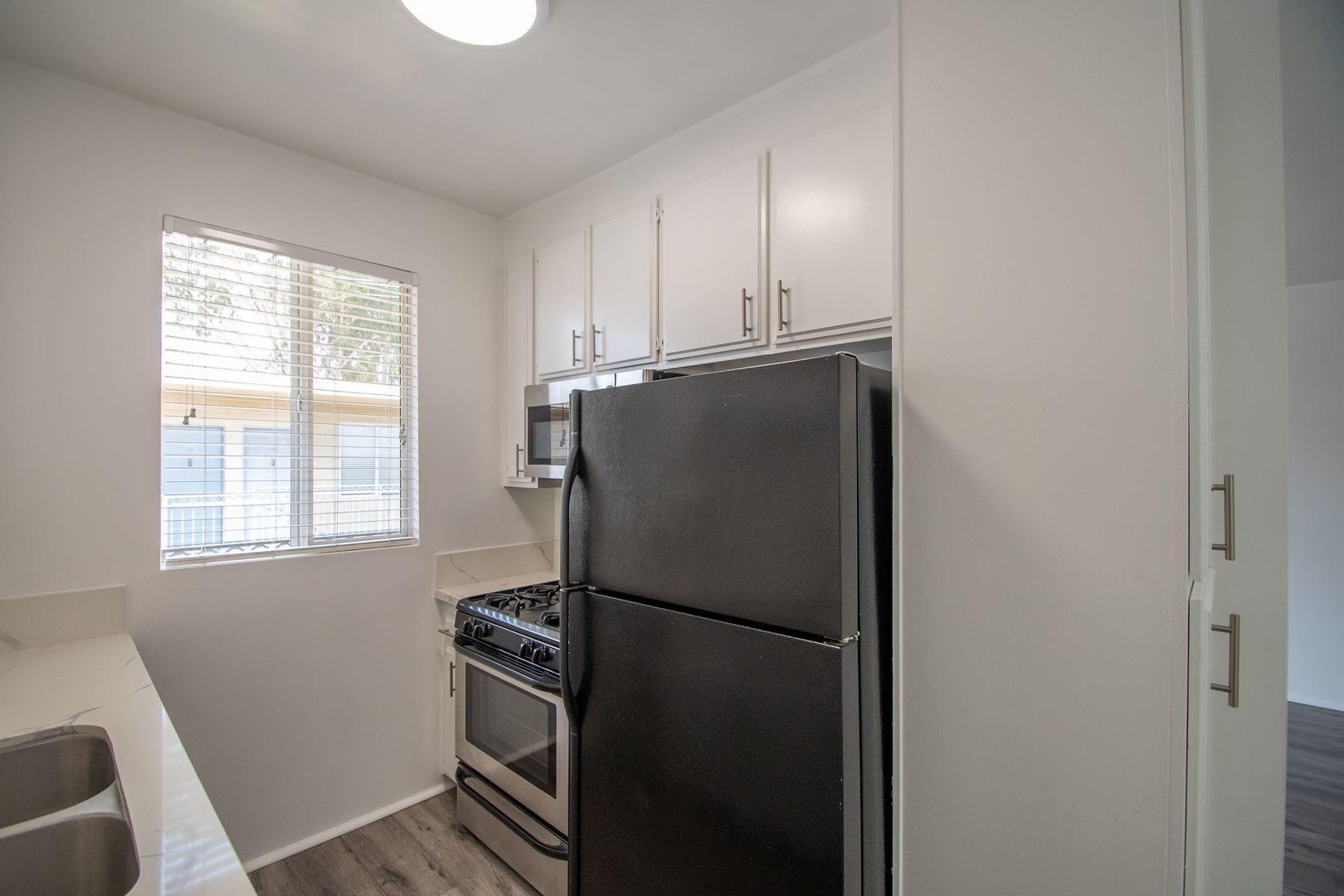 Building Photo - 4565 Hazeltine Ave