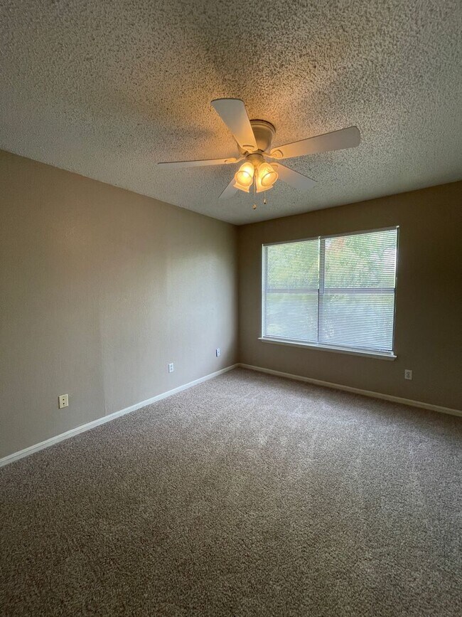 Building Photo - 1208 Monroe Loop