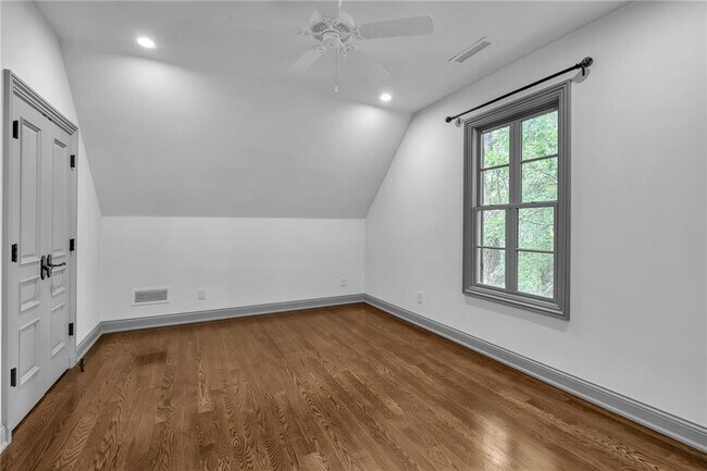 Building Photo - 425 Broadland Rd NW
