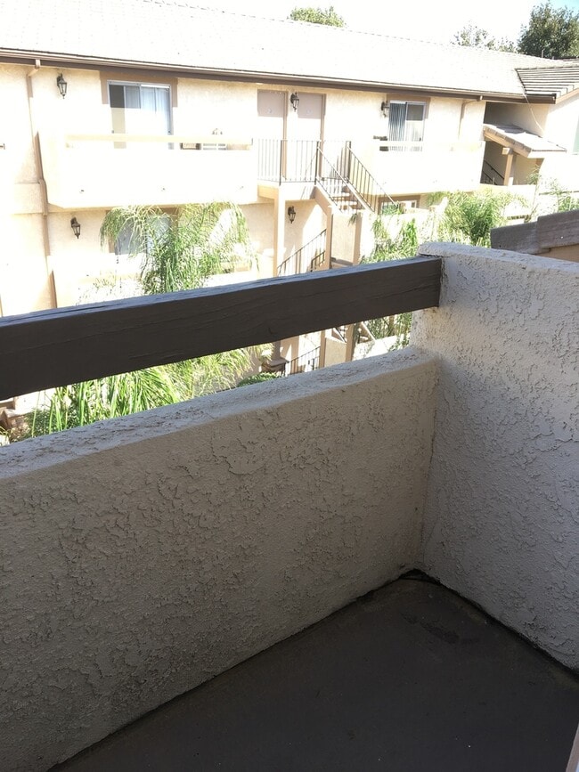 Building Photo - 1 bed, 1 bath River Ridge apartment on 2nd...