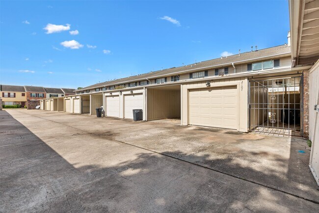 Building Photo - 2107 Lander Ln