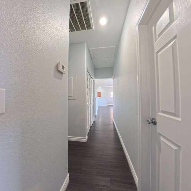 Building Photo - 2Bedroom With Attached Car Garage