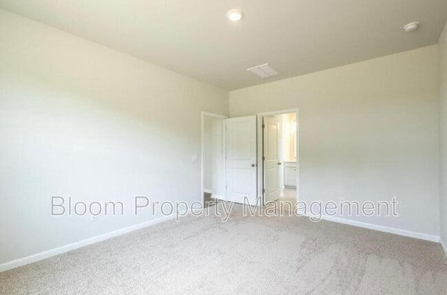 Building Photo - 528 Misty Blf Cir