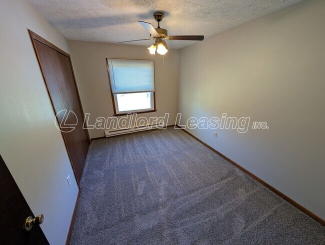 Building Photo - Spacious 4-Bedroom Home with Scenic Views ...