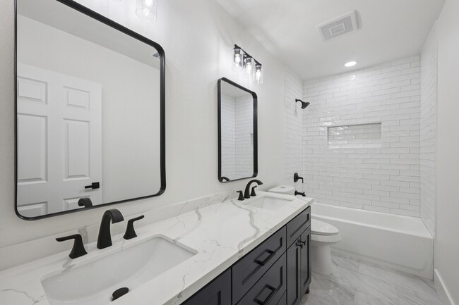 Building Photo - 5475 Sunbury Dr