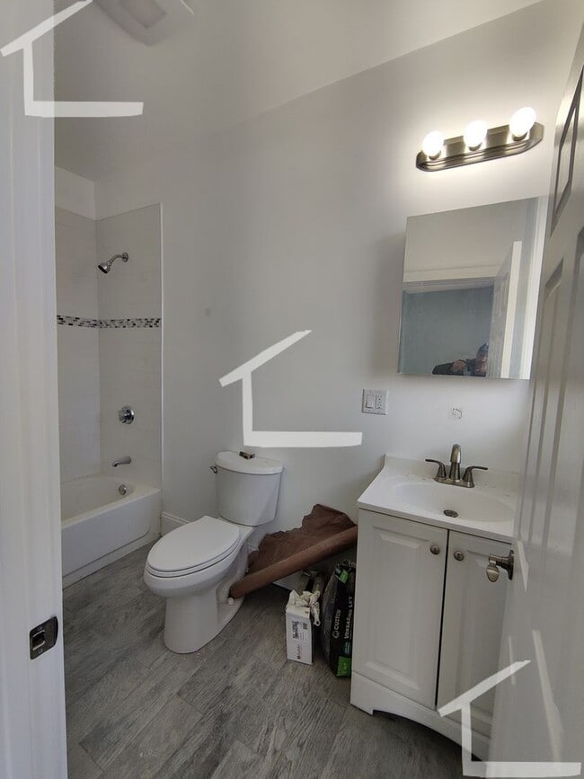 Building Photo - Huge 4 bed in Somerville