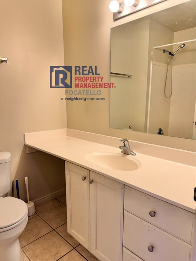 Building Photo - 3 Bed 1.5 Bath townhouse - 1 car garage