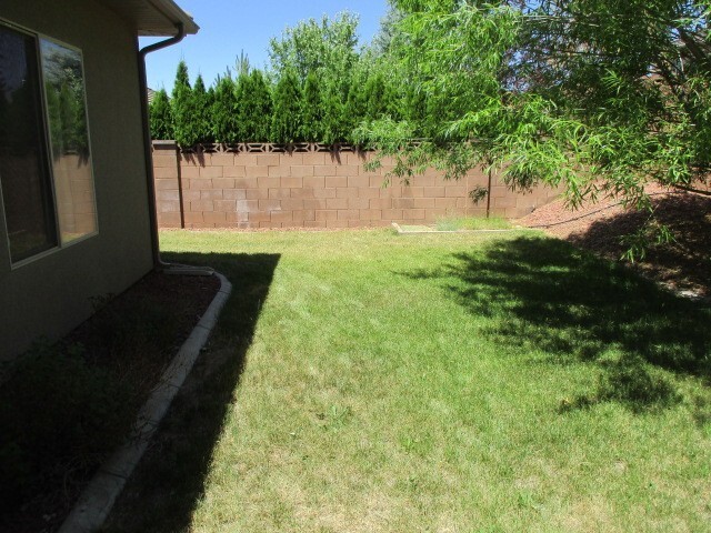 Building Photo - 3 Bedroom 2 bath Single Level - Single Family Home