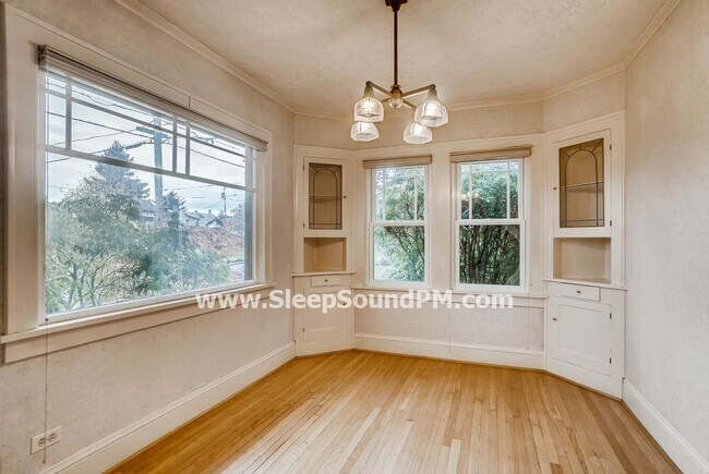 Building Photo - 3705 NE 72nd Ave