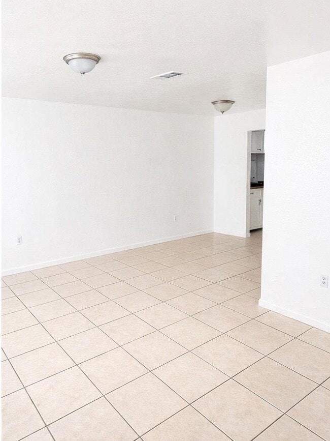 Building Photo - 2221 Timberwood Cir N