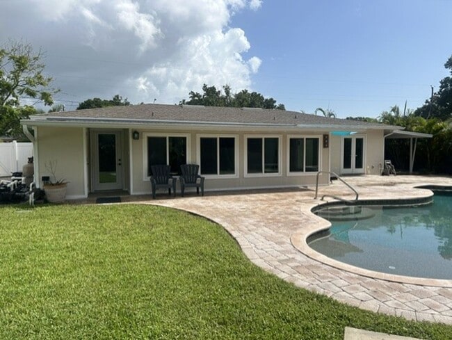 Building Photo - Beautiful 2/2 with dock and boat access