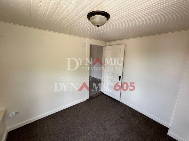 Building Photo - Upper Level 2BR/1BA in Downtown Sioux Falls