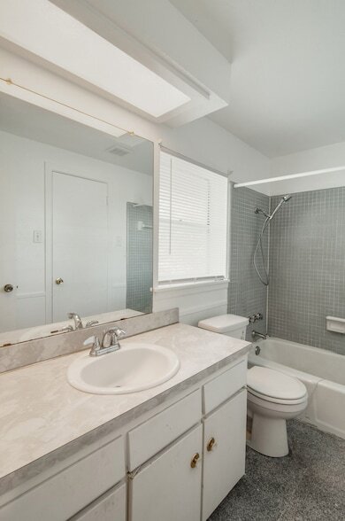 Building Photo - 9023 Pinewood Dr